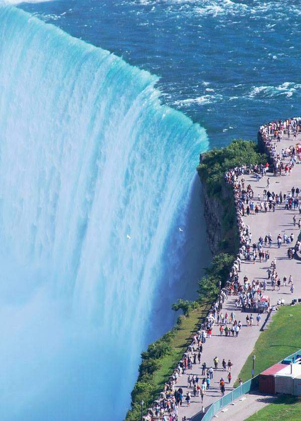 瀑布旁的人流有趣地襯托出尼加拉瀑布的壯觀 (圖: Beautiful Amazing World)