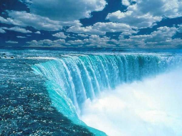 其水質為清晰的湛藍，而瀑布的衝擊力能產生大量的水力發電能源